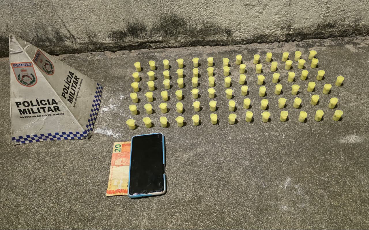 Homem é preso com cocaína e dinheiro durante ação da PM no bairro Recanto, em Rio das Ostras