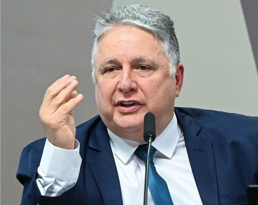 Garotinho publica postagem com informação falsa sobre suposta sobrinha de Eduardo Paes e apaga conteúdo após repercussão