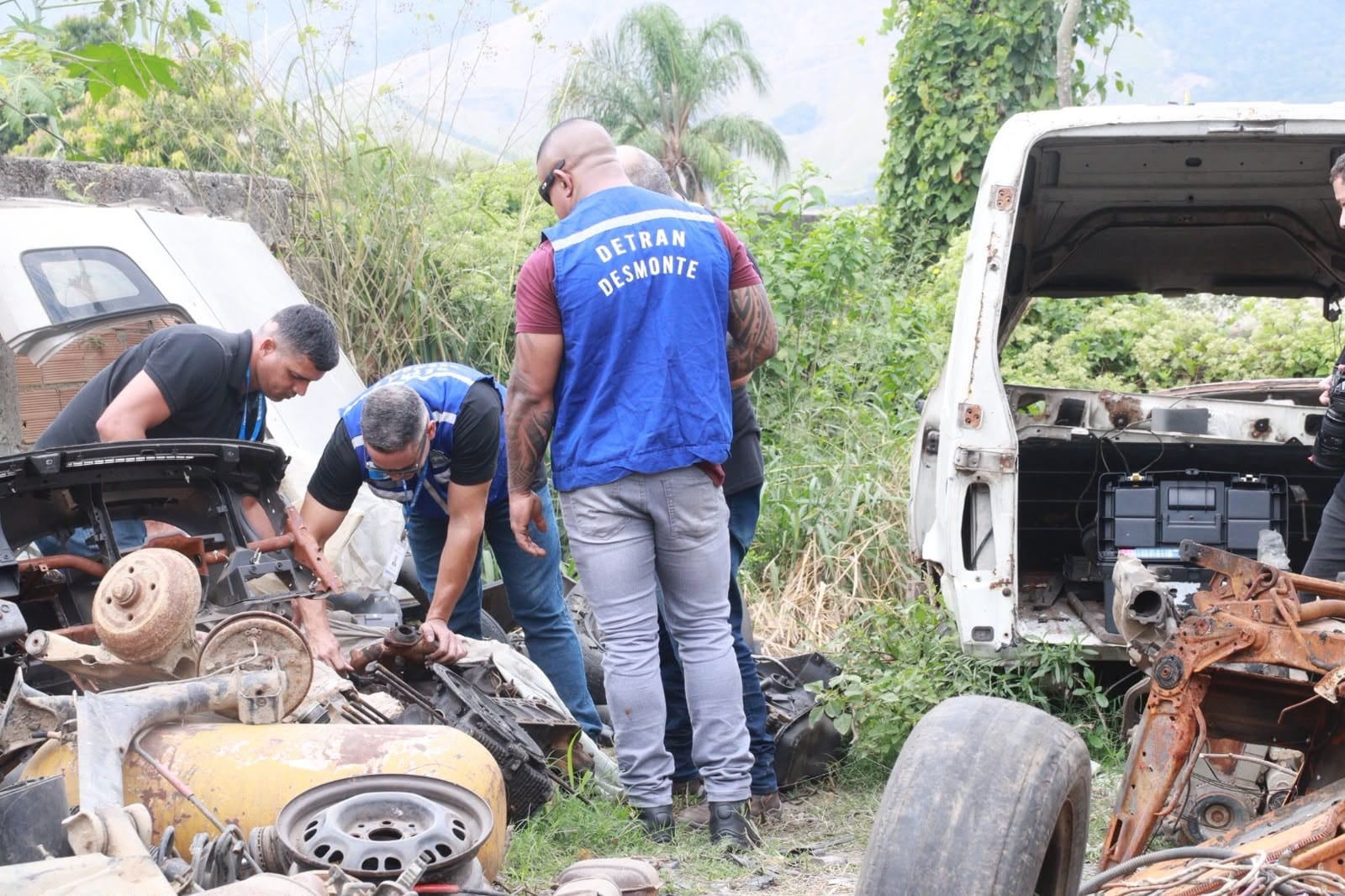 Detran RJ fecha ferro-velho clandestino e prende proprietário em Nova Iguaçu