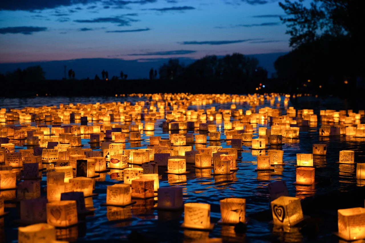 Rio recebe pela primeira vez o Water Lantern Festival, tradicional festival de lanternas flutuantes da Tailândia