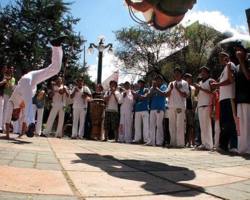 A capoeira é considerada patrimônio cultural imaterial do Brasil