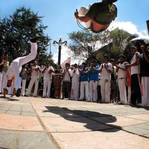 A capoeira é considerada patrimônio cultural imaterial do Brasil