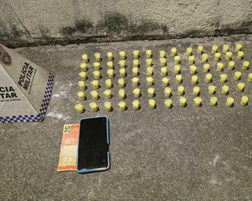 Homem é preso com cocaína e dinheiro durante ação da PM no bairro Recanto, em Rio das Ostras