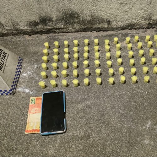 Homem é preso com cocaína e dinheiro durante ação da PM no bairro Recanto, em Rio das Ostras
