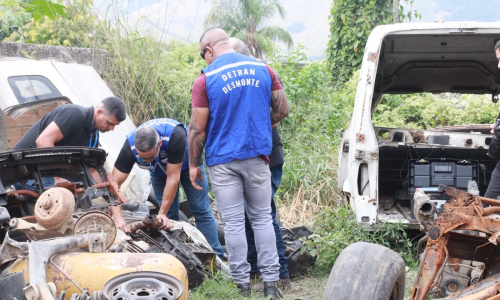 Detran RJ fecha ferro-velho clandestino e prende proprietário em Nova Iguaçu