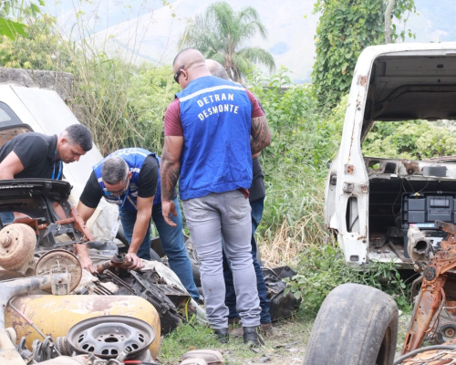 Detran RJ fecha ferro-velho clandestino e prende proprietário em Nova Iguaçu