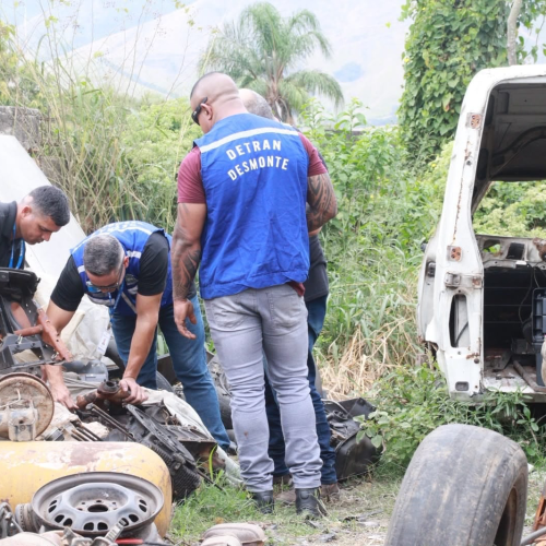 Detran RJ fecha ferro-velho clandestino e prende proprietário em Nova Iguaçu
