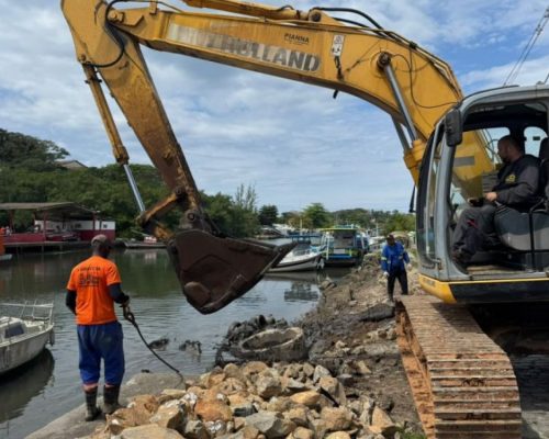 Avanço do mar provoca obra emergencial na Boca da Barra, em Rio das Ostras