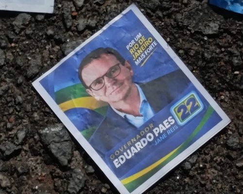 🚨 TRE-RJ ENCONTRA SANTINHOS FALSOS DE PAES COM NÚMERO DE DOUGLAS RUAS