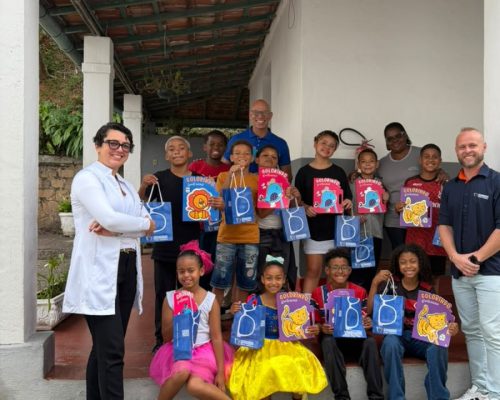 Campanha solidária entrega óculos de grau a crianças em Petrópolis
